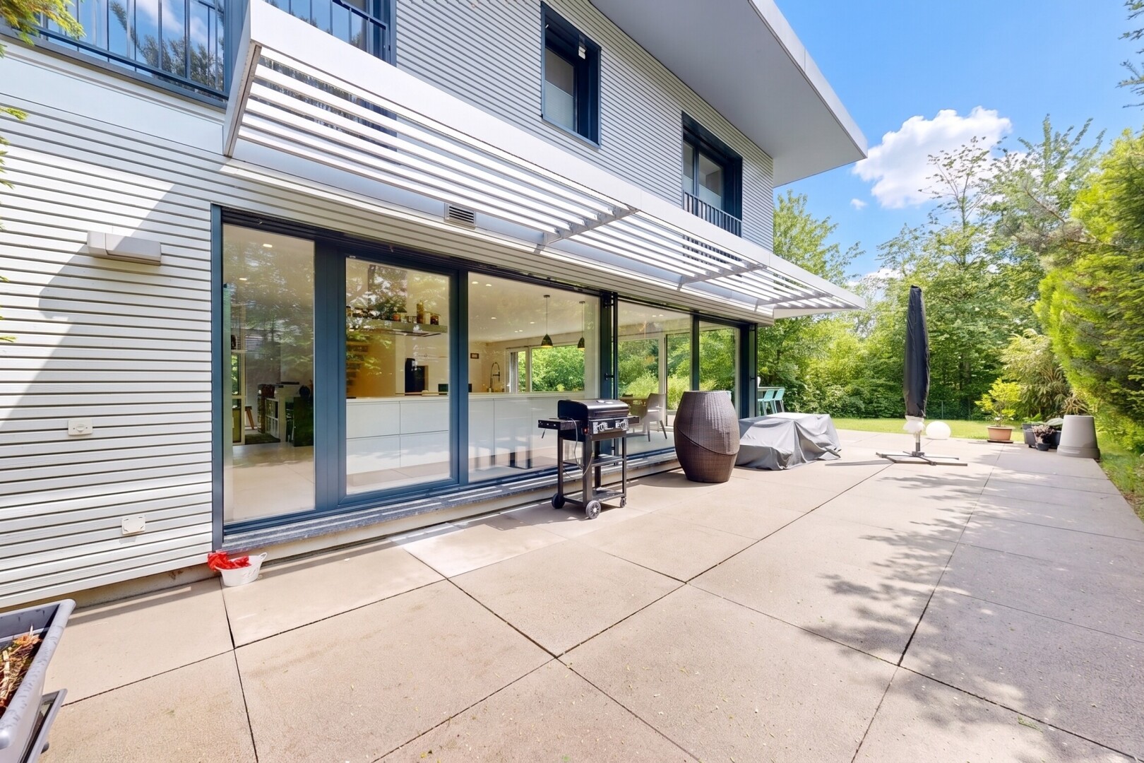 terrasse mit day time, terrasse, grill, markise, und from property