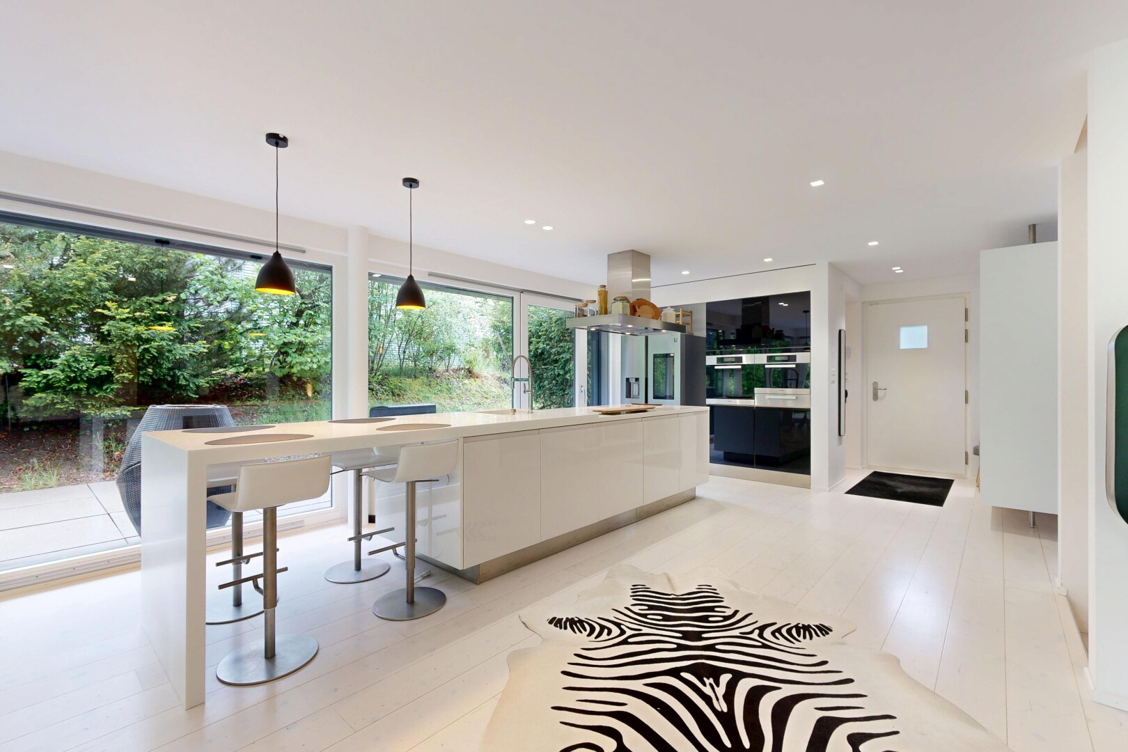 küche mit light floor, kitchen bar, küchenbar, light countertops, und wood finish floor