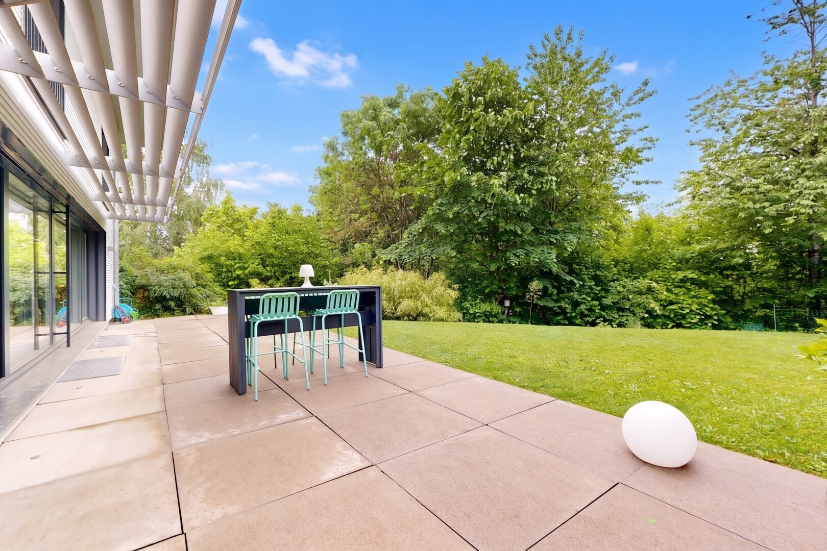 terrasse mit terrasse, rasen, und day time