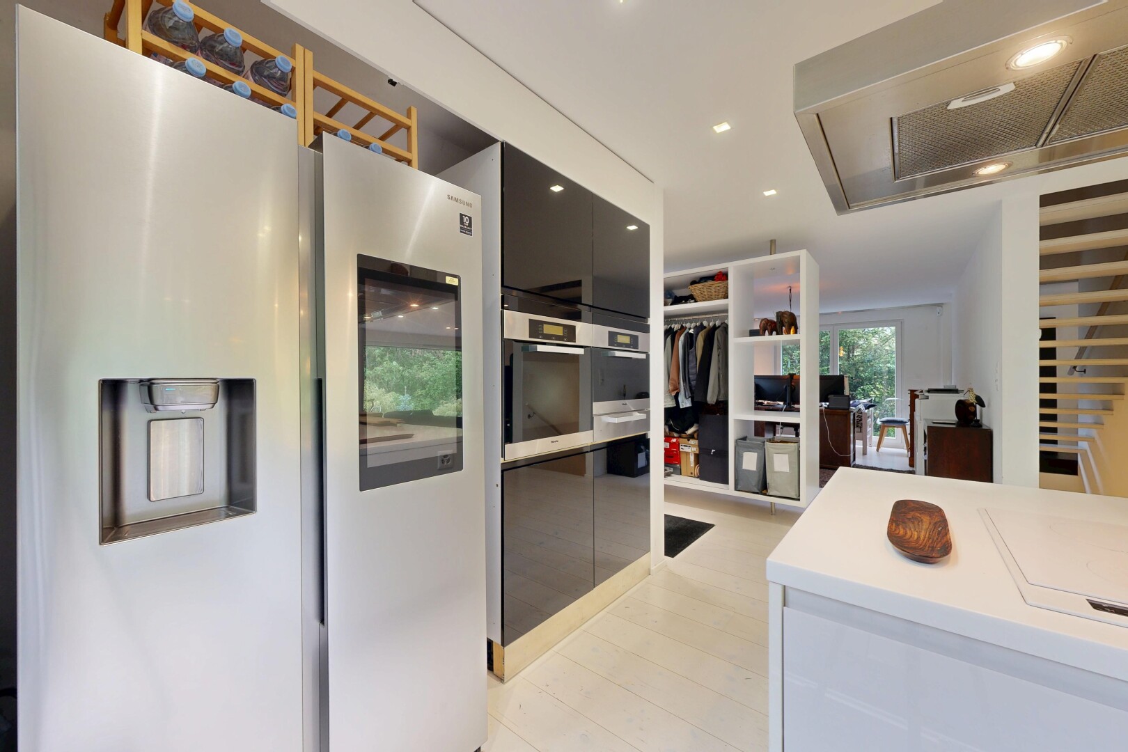 küche mit light floor, dunstabzugshaube, kühlschrank, recessed lighting, und einbauleuchten