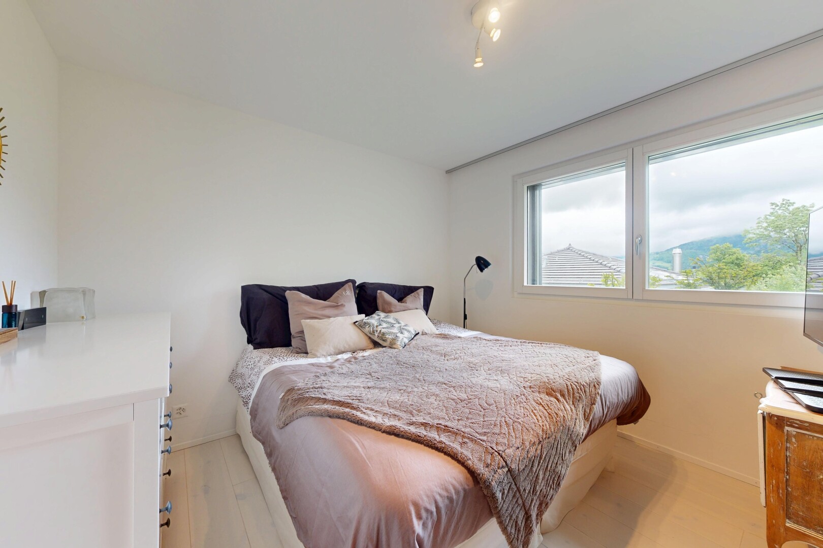 zimmer / schlafzimmer mit inside property, natural light, natürliches licht, drywall, und gipskartonwand