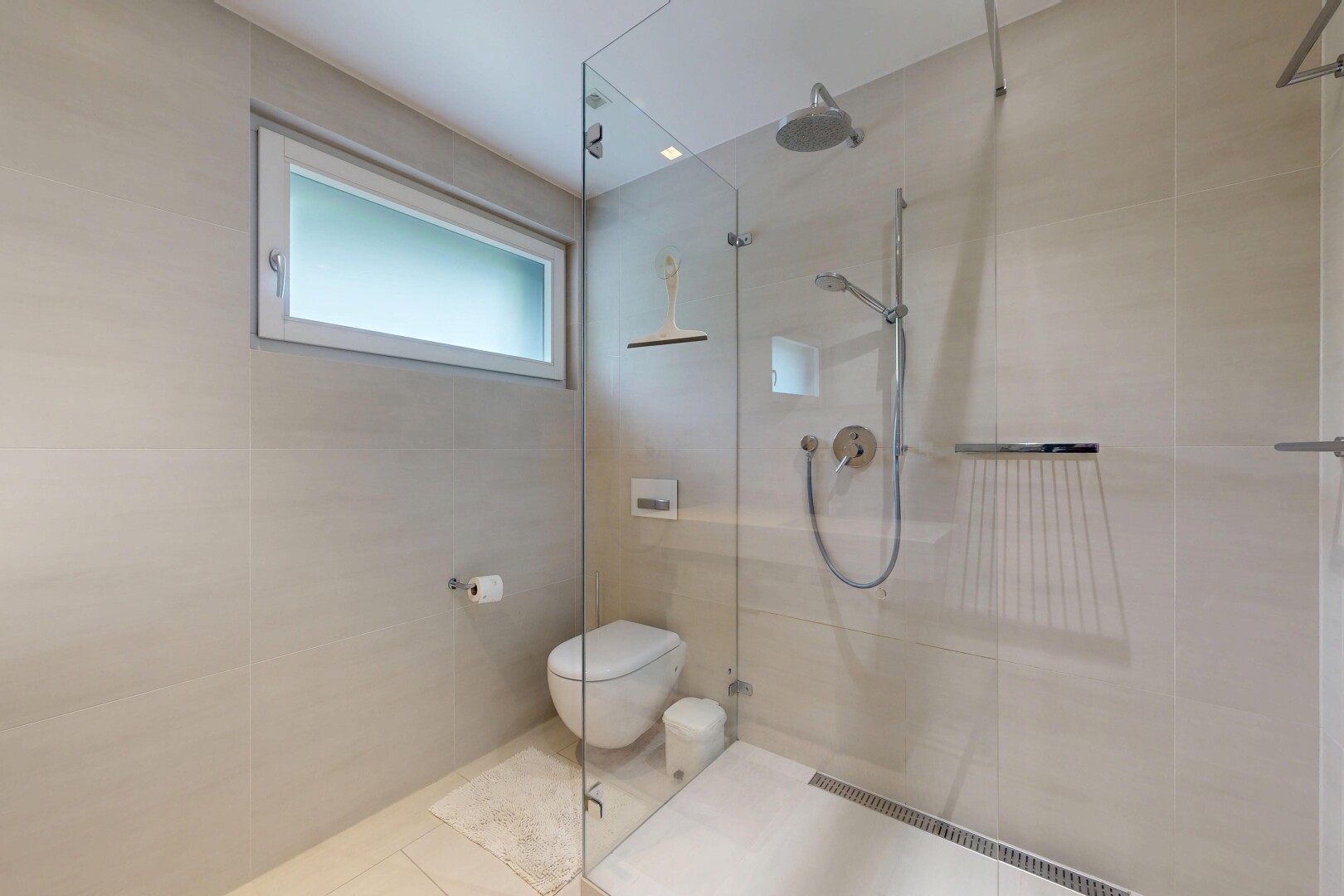 bad mit dusche, komplettes badezimmer, inside property, natural light, und natürliches licht
