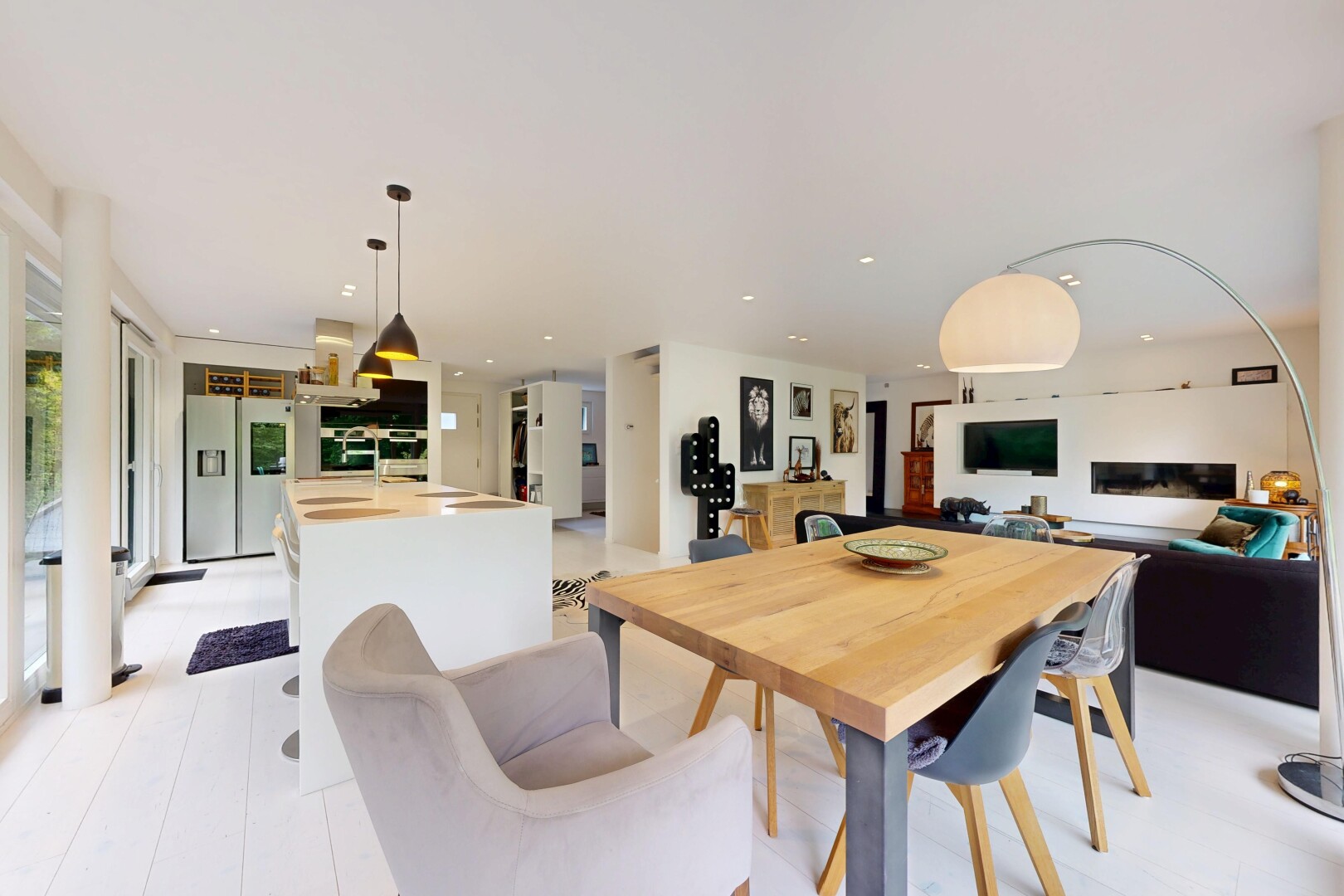 wohn- / esszimmer mit full kitchen, light floor, one wall kitchen, wandküche, und inside property