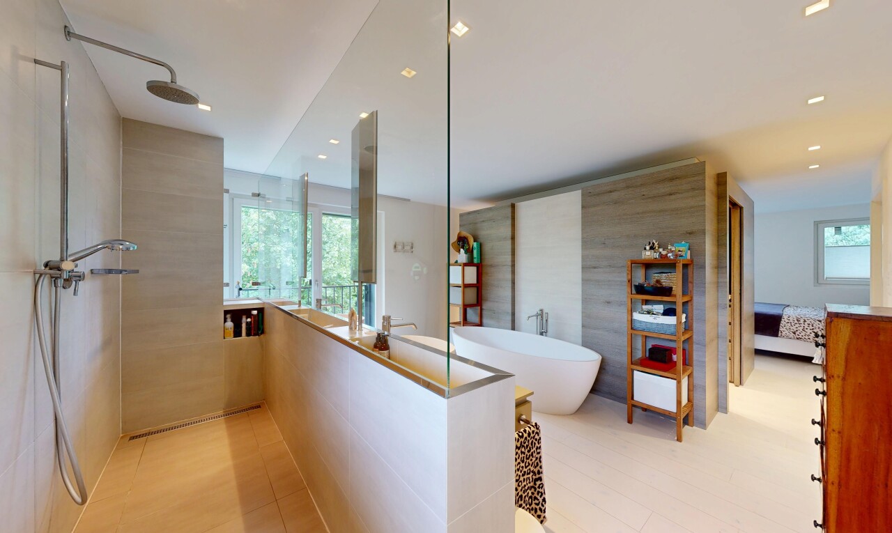 bad mit komplettes badezimmer, light floor, inside property, dusche, und natural light