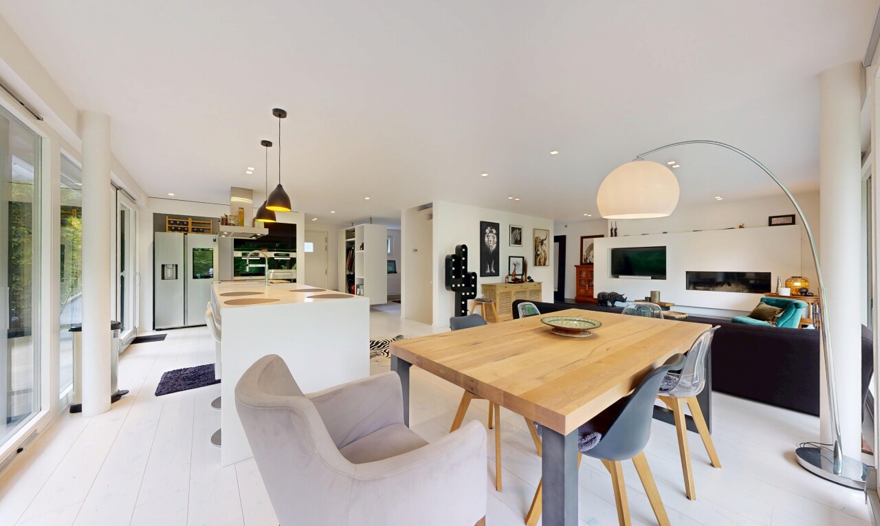 wohn- / esszimmer mit full kitchen, light floor, one wall kitchen, wandküche, und inside property