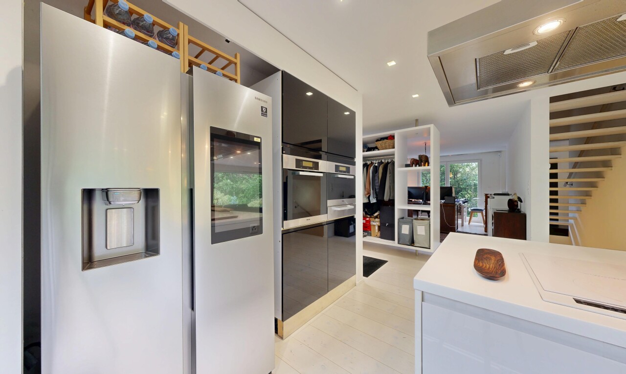 küche mit light floor, dunstabzugshaube, kühlschrank, recessed lighting, und einbauleuchten