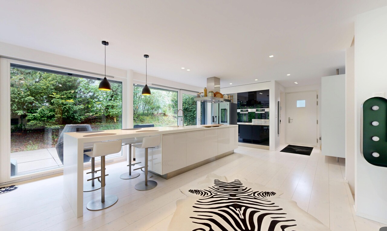küche mit light floor, kitchen bar, küchenbar, light countertops, und wood finish floor