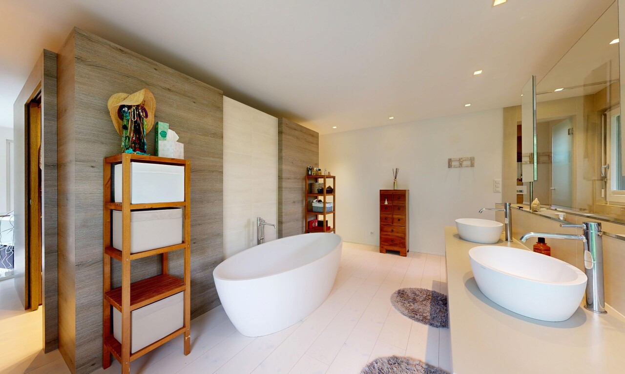 bad mit doppelwaschtisch, bad, waschbecken, komplettes badezimmer, und inside property
