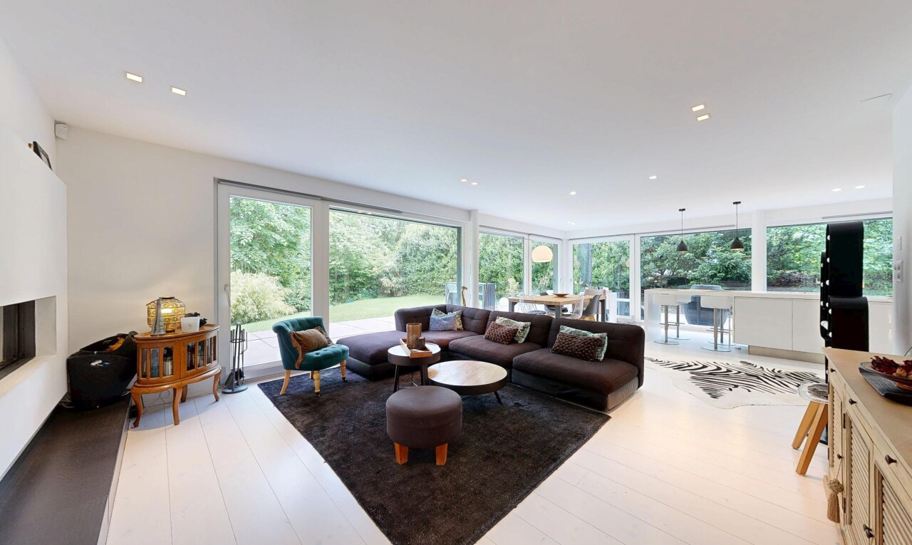 wohnzimmer mit holzfußboden, wood finish floor, inside property, natürliches licht, und natural light