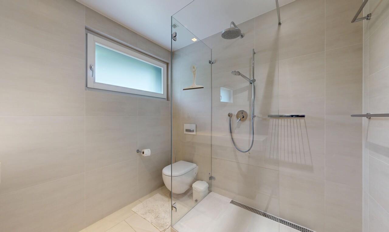 bad mit dusche, komplettes badezimmer, inside property, natural light, und natürliches licht