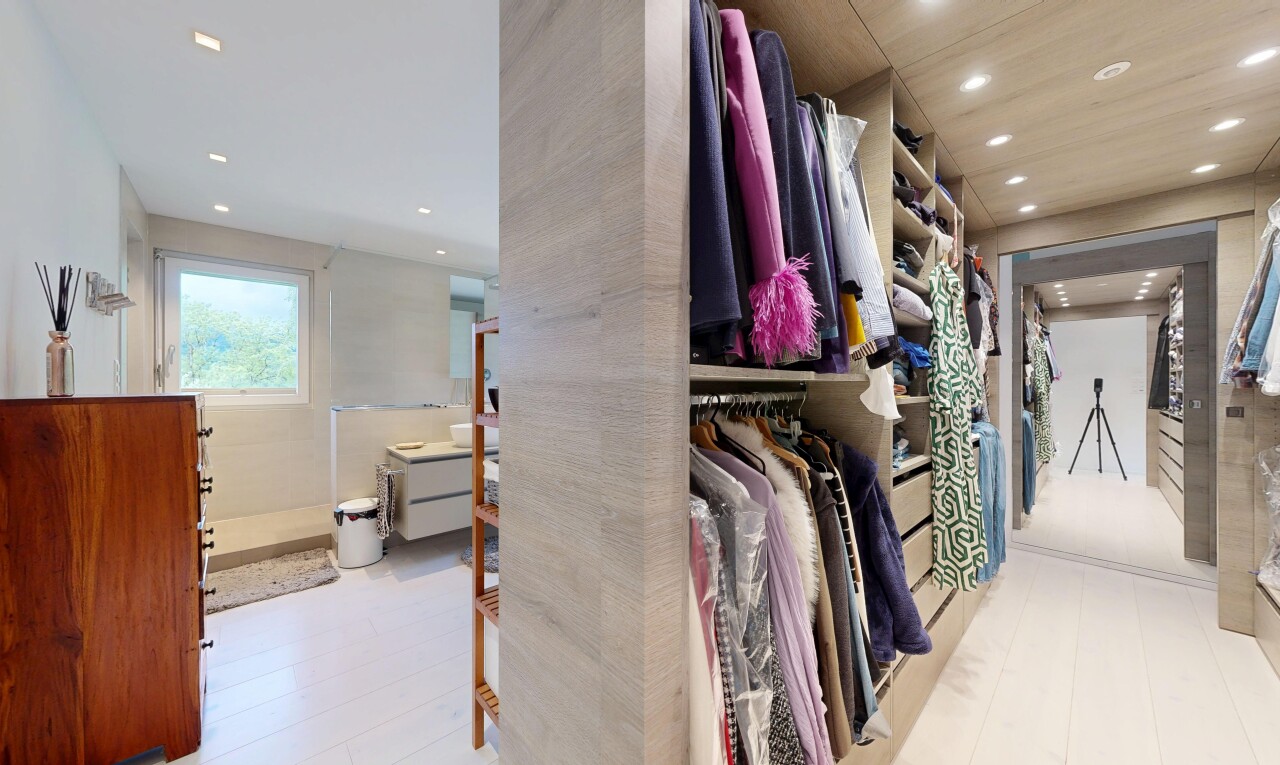 begehbarer kleiderschrank mit light floor, holzfußboden, und wood finish floor