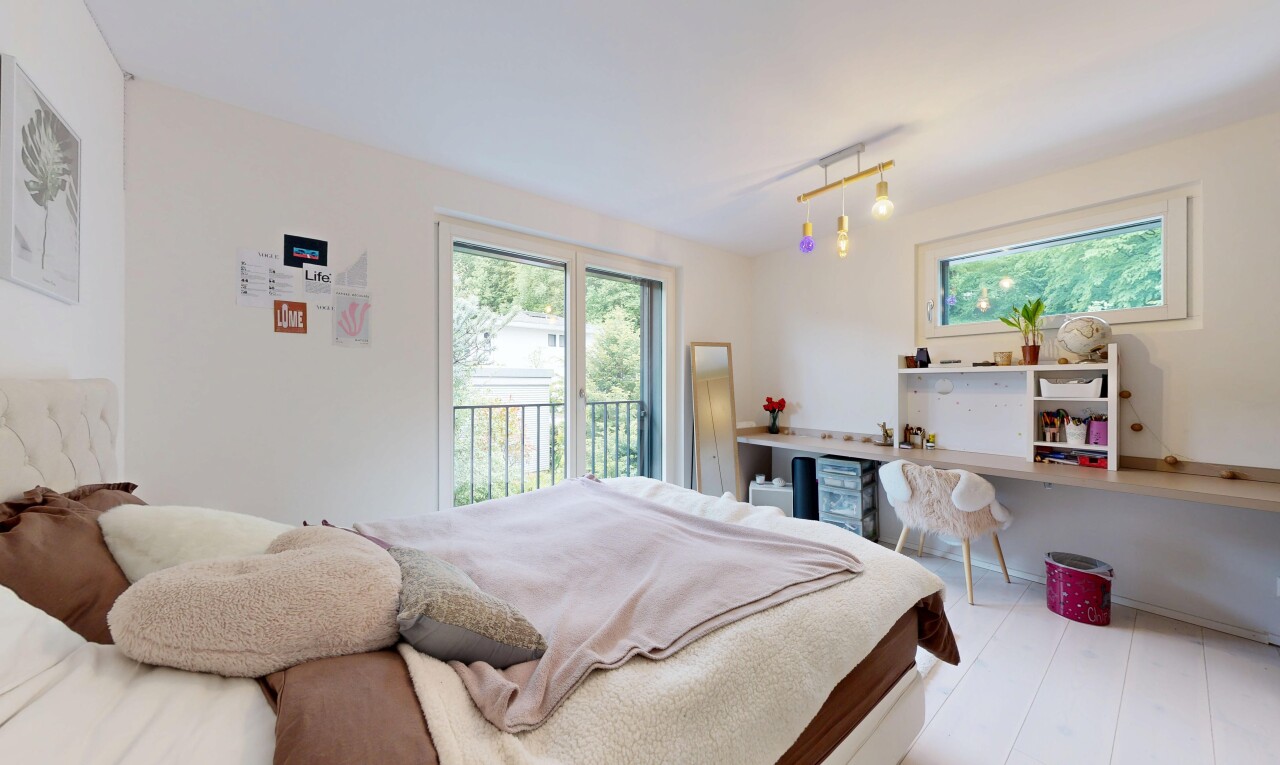 zimmer / schlafzimmer mit gipskartonwand, drywall, inside property, außenzugang, und natürliches licht