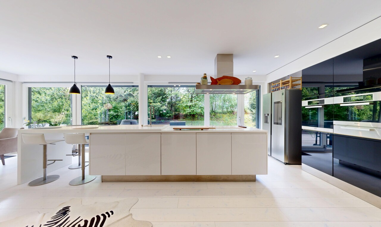 küche mit schränke mit flachen paneelen, flat panel cabinets, light countertops, dunstabzugshaube, und kühlschrank