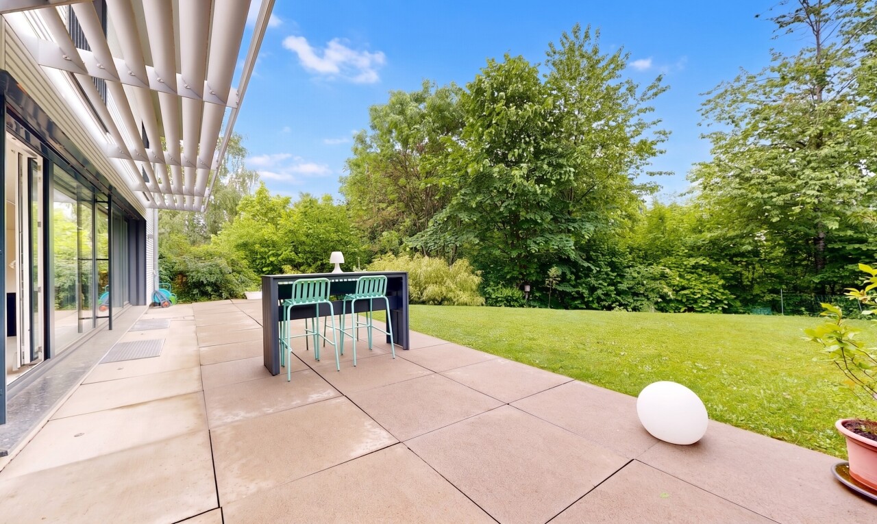 terrasse mit terrasse, rasen, und day time