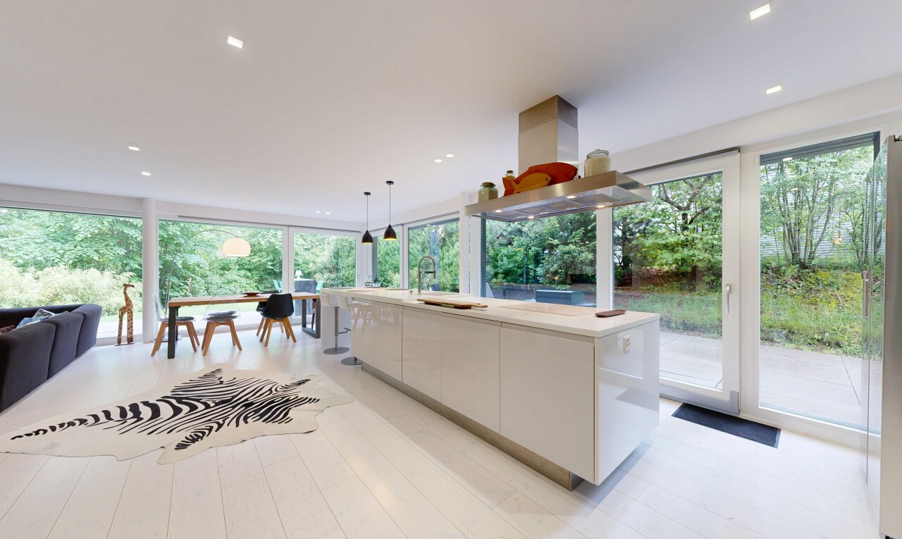 küche mit light floor, light countertops, schränke mit flachen paneelen, flat panel cabinets, und dunstabzugshaube