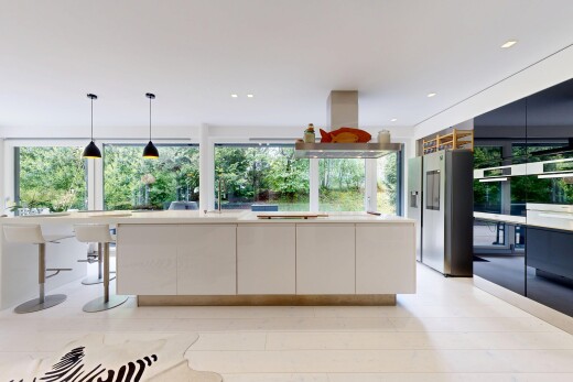 küche mit schränke mit flachen paneelen, flat panel cabinets, light countertops, dunstabzugshaube, und kühlschrank