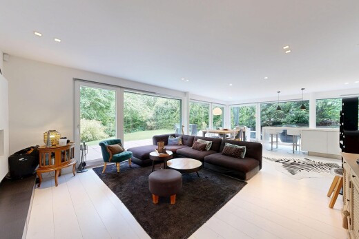 wohnzimmer mit holzfußboden, wood finish floor, inside property, natürliches licht, und natural light