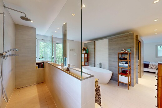 bad mit komplettes badezimmer, light floor, inside property, dusche, und natural light