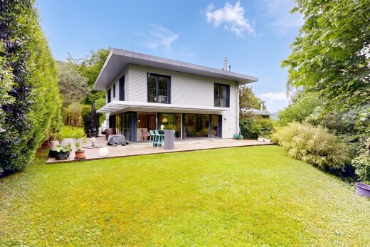 façade avec from property, pelouse, day time, et terrasse