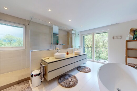 salle de bains avec bain, double vasque, salle de bain complète, light floor, et lumière naturelle
