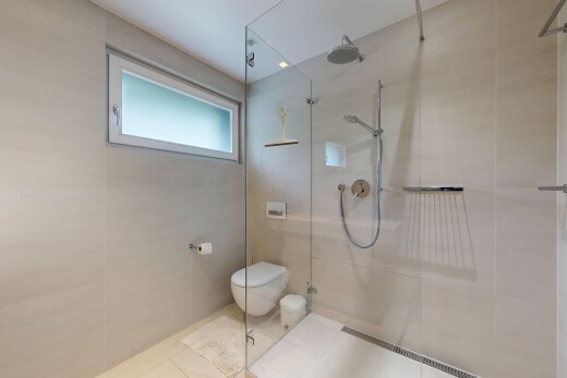 salle de bains avec douche, salle de bain complète, inside property, natural light, et lumière naturelle