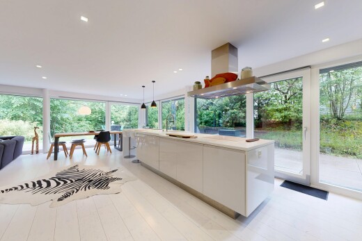 küche mit light floor, light countertops, schränke mit flachen paneelen, flat panel cabinets, und dunstabzugshaube