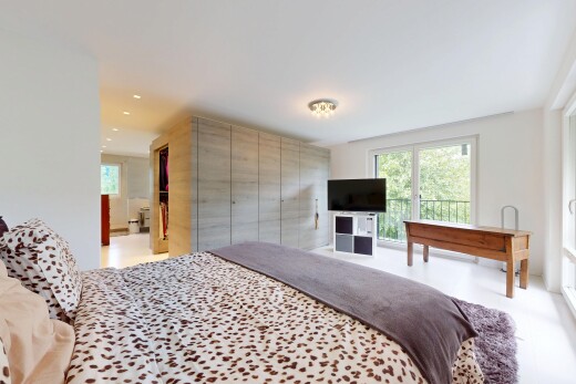 chambre avec inside property, cloison sèche, drywall, lumière naturelle, et natural light