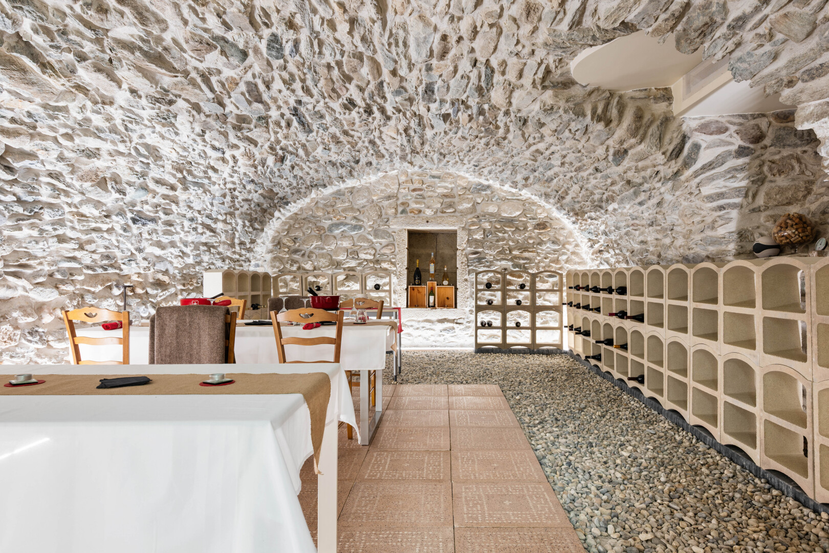 espace intérieur avec mur en pierre, stone wall, moquette, et carpet