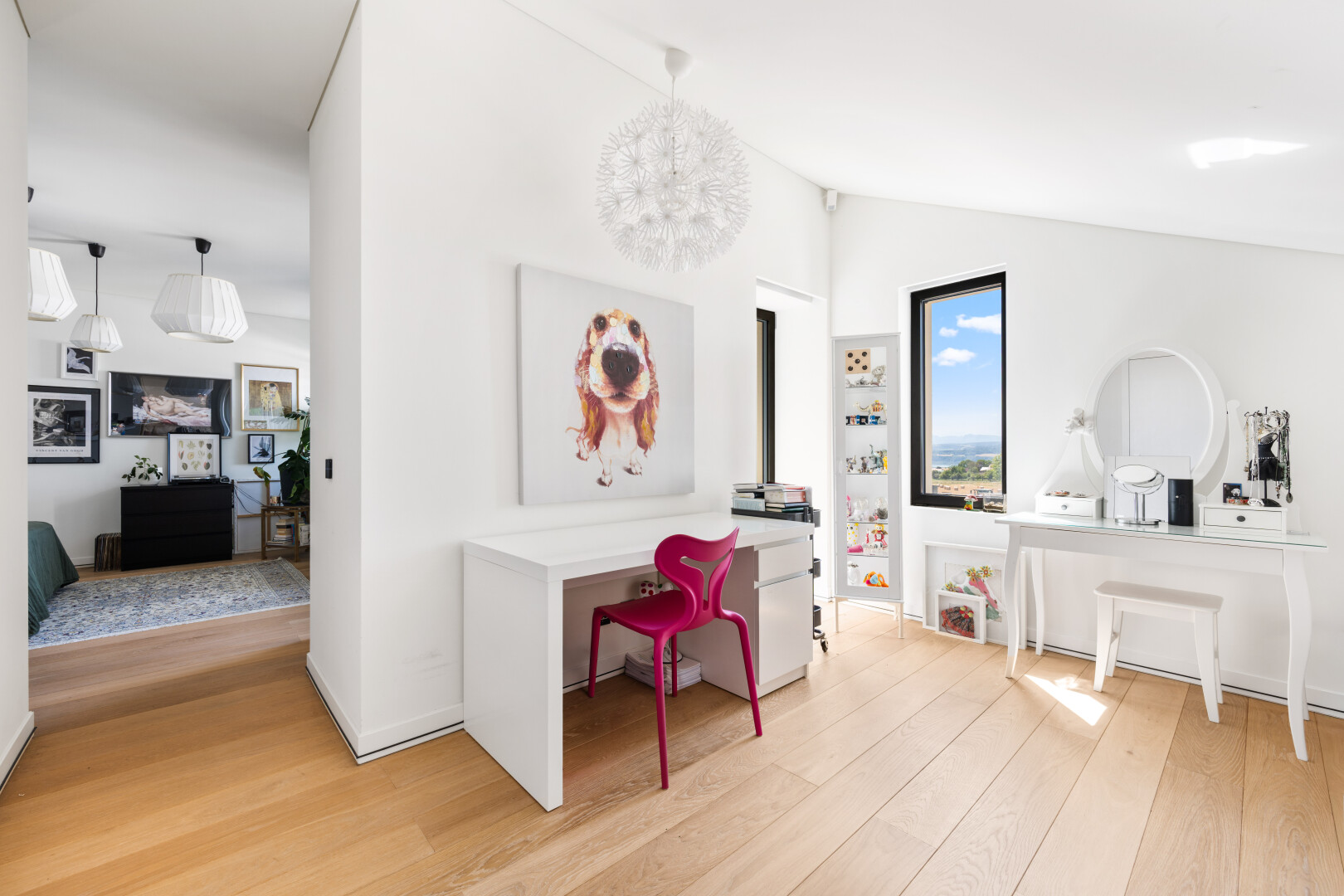 bureau avec wood finish floor, sol en finition bois, lustre remarquable, drywall, et cloison sèche