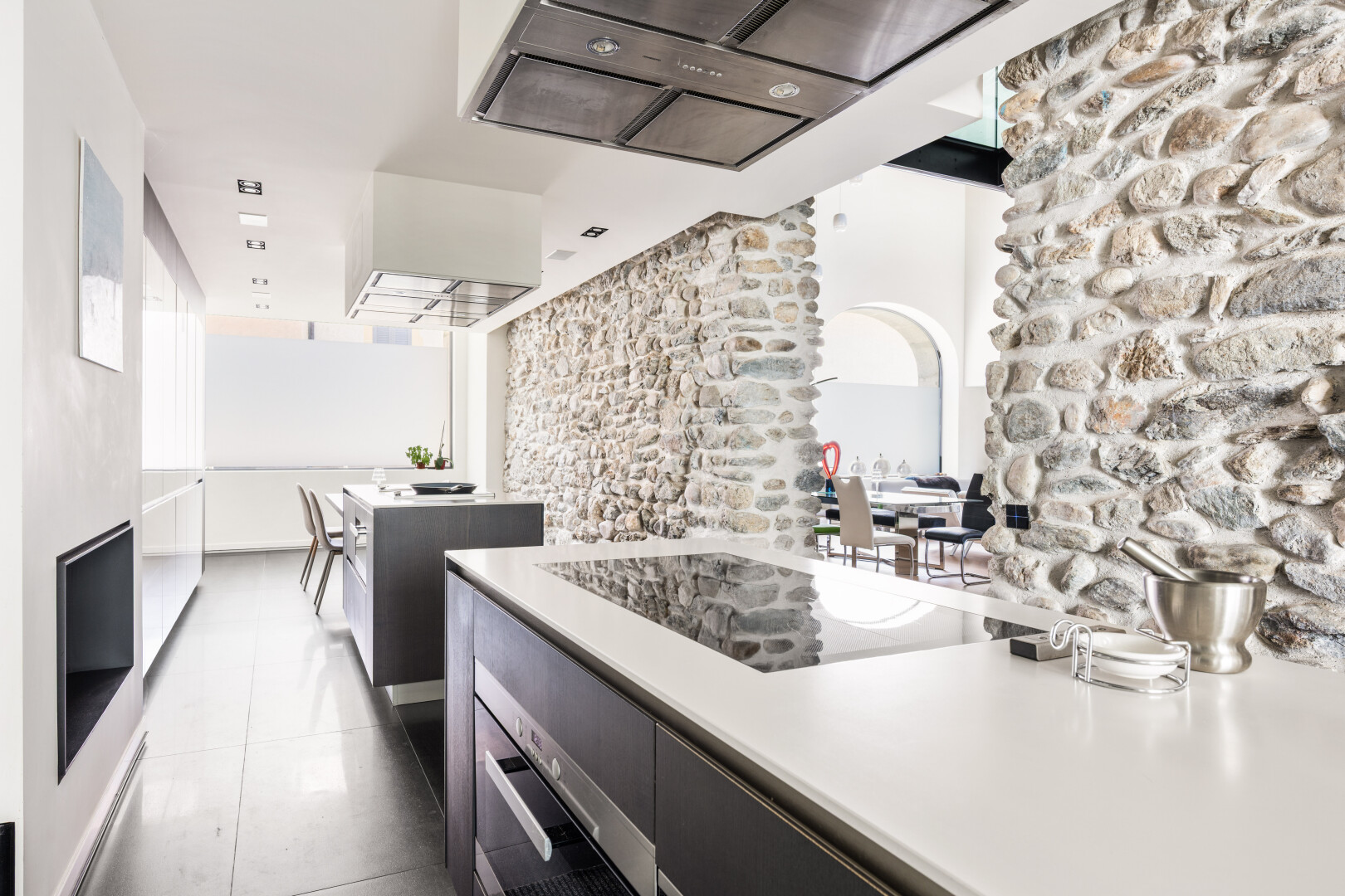 cuisine avec plans de travail, light countertops, four, hotte, et inside community