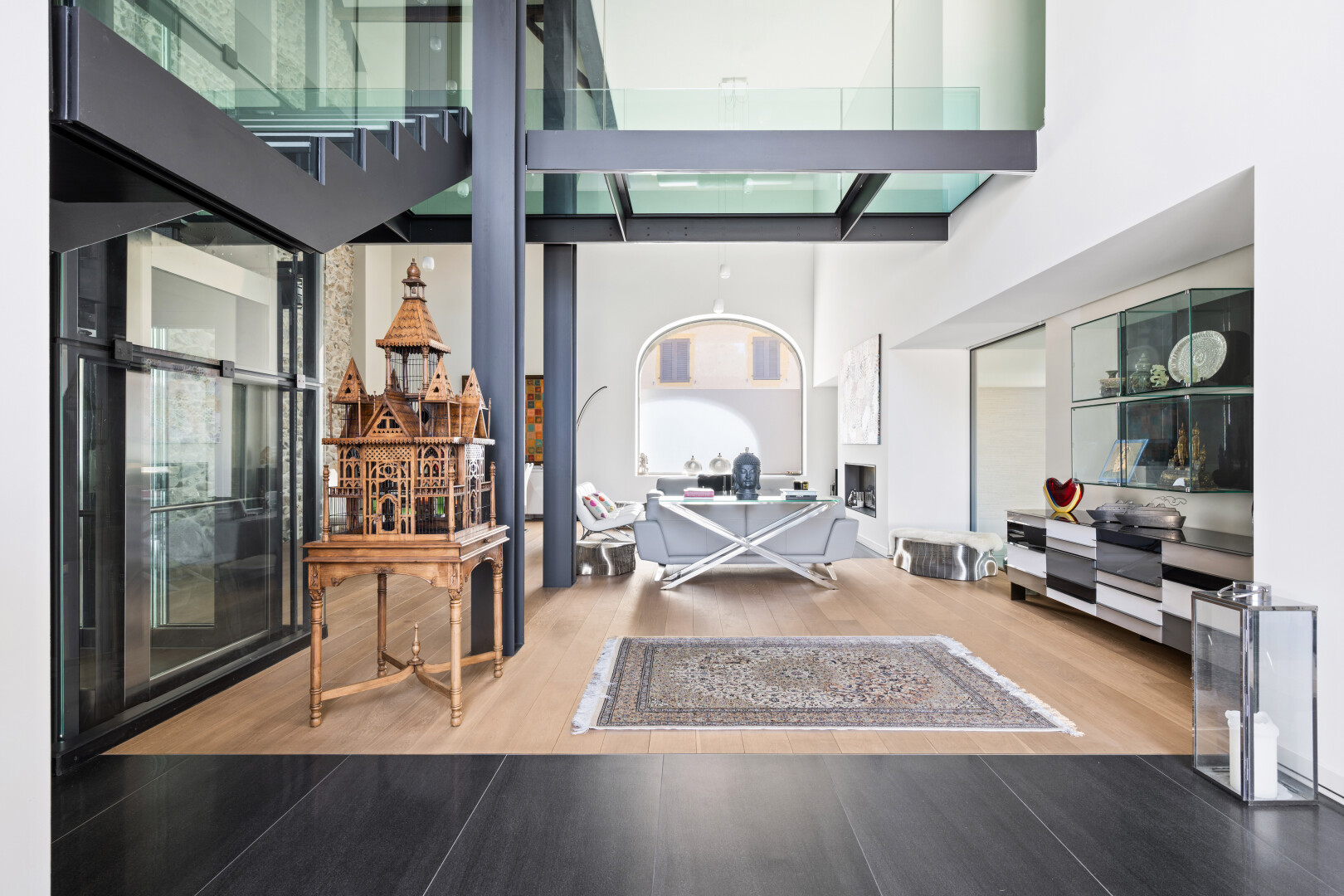 salon avec inside property, wood finish floor, sol en finition bois, drywall, et cloison sèche