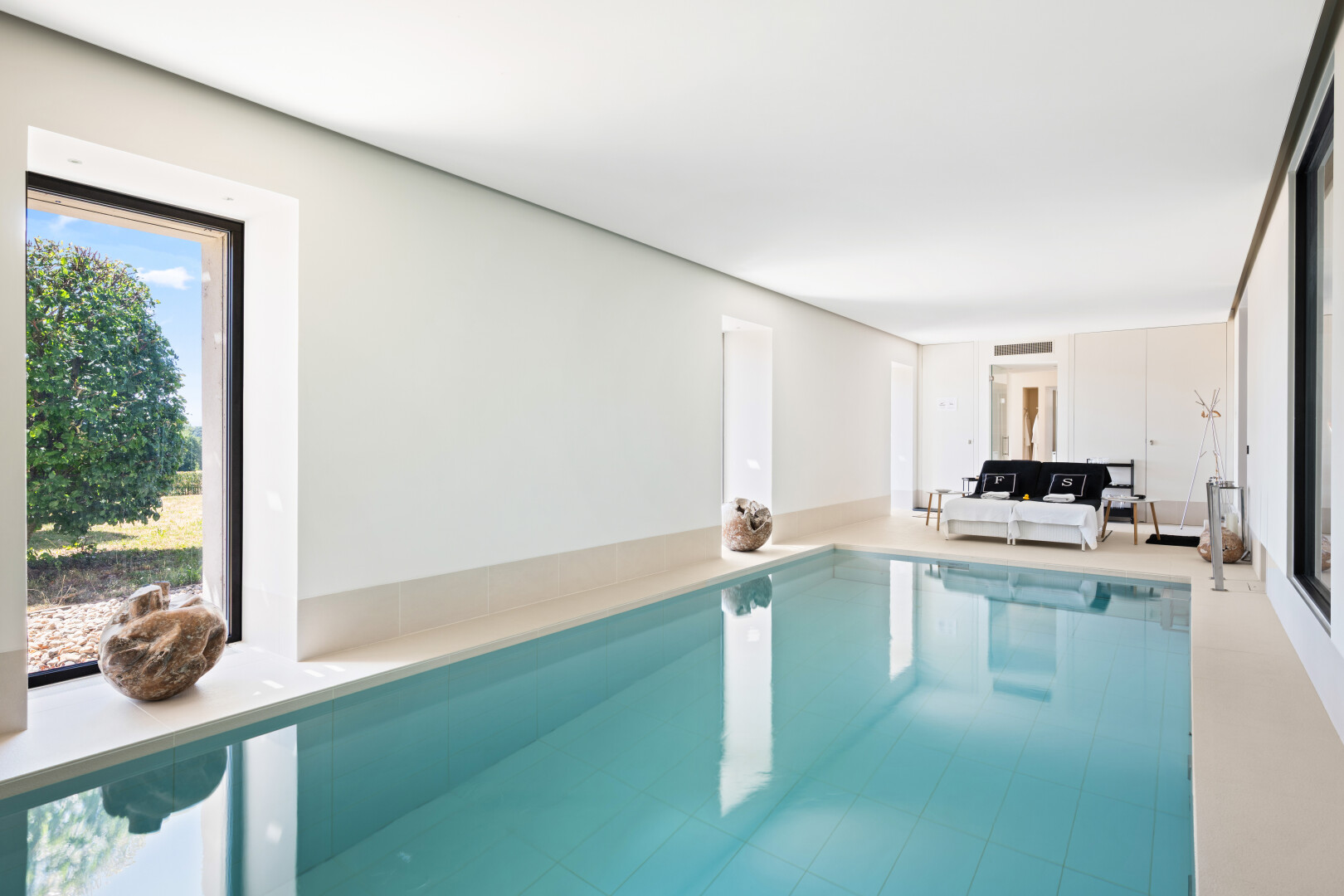 piscine avec inside property, véranda, et day time