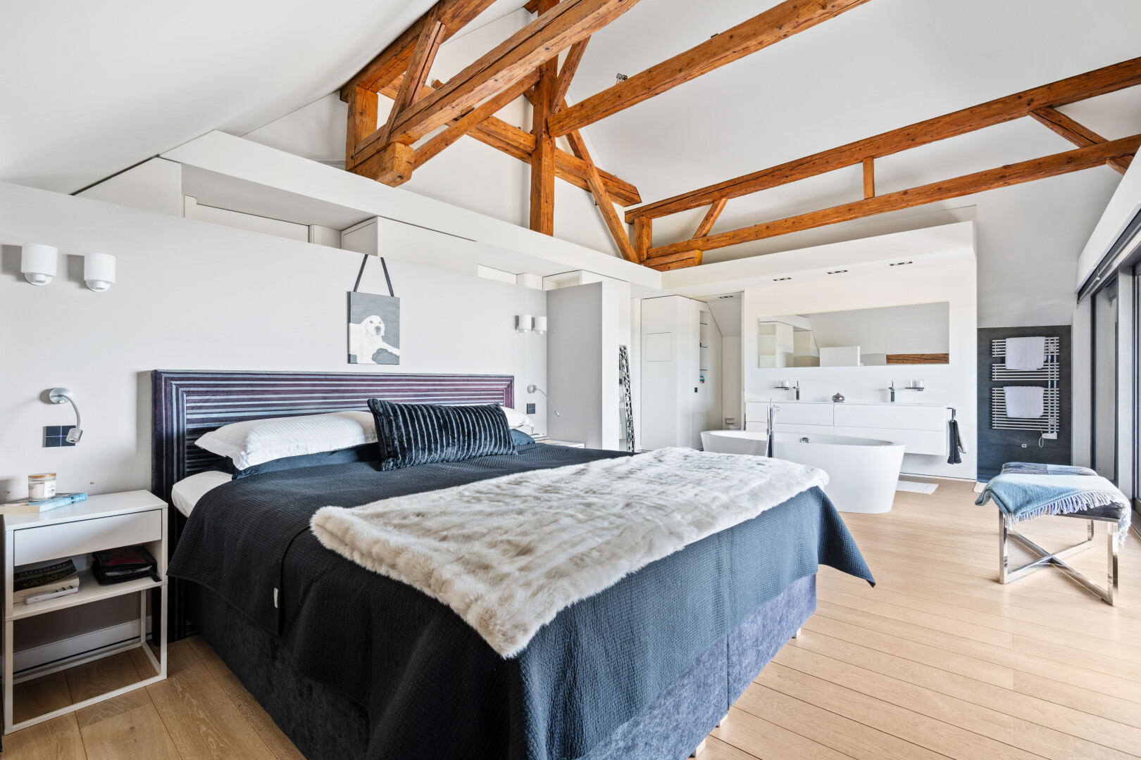 chambre avec wood finish floor, sol en finition bois, inside property, light floor, et high ceiling