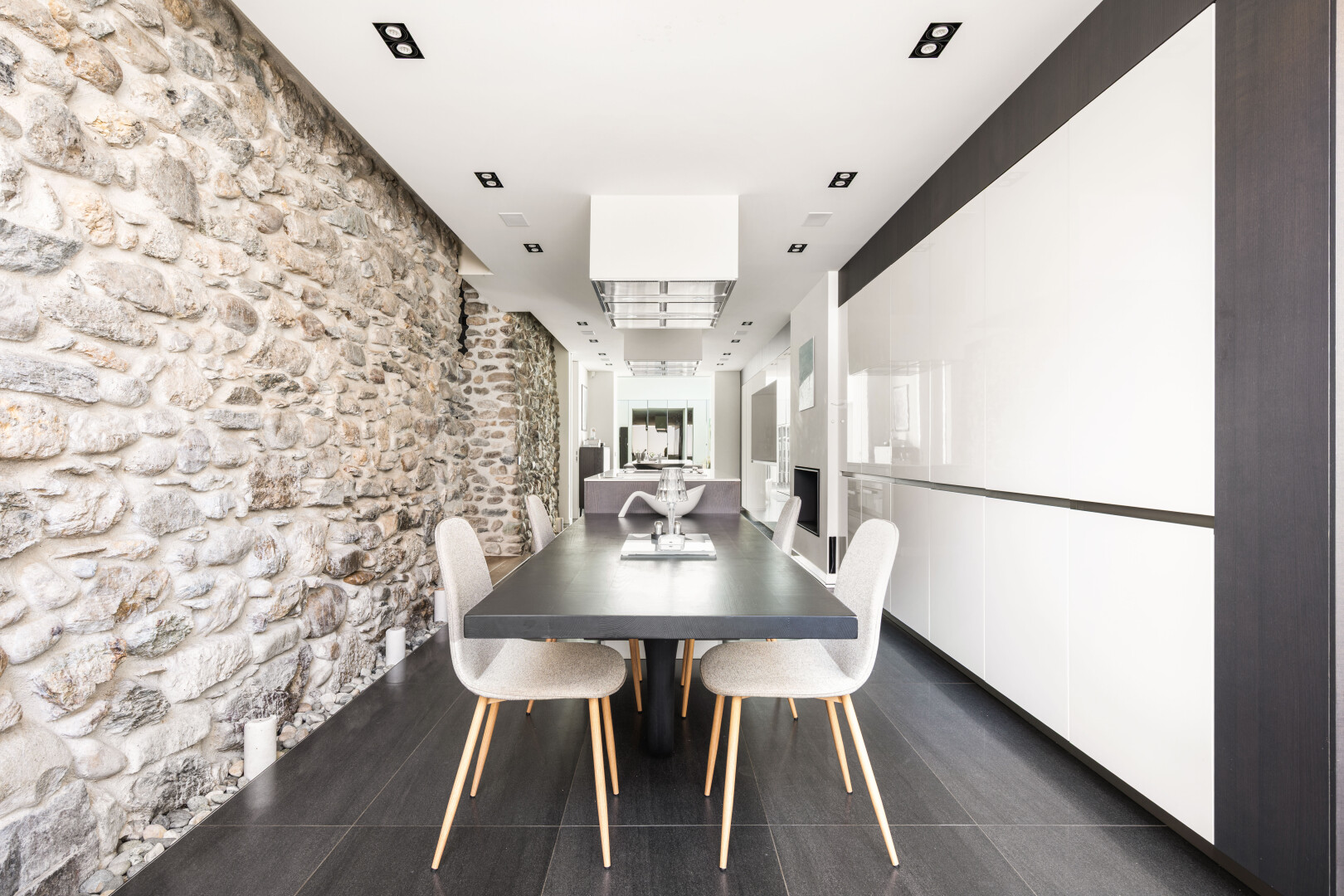 salle à manger avec stone wall, mur en pierre, et inside community