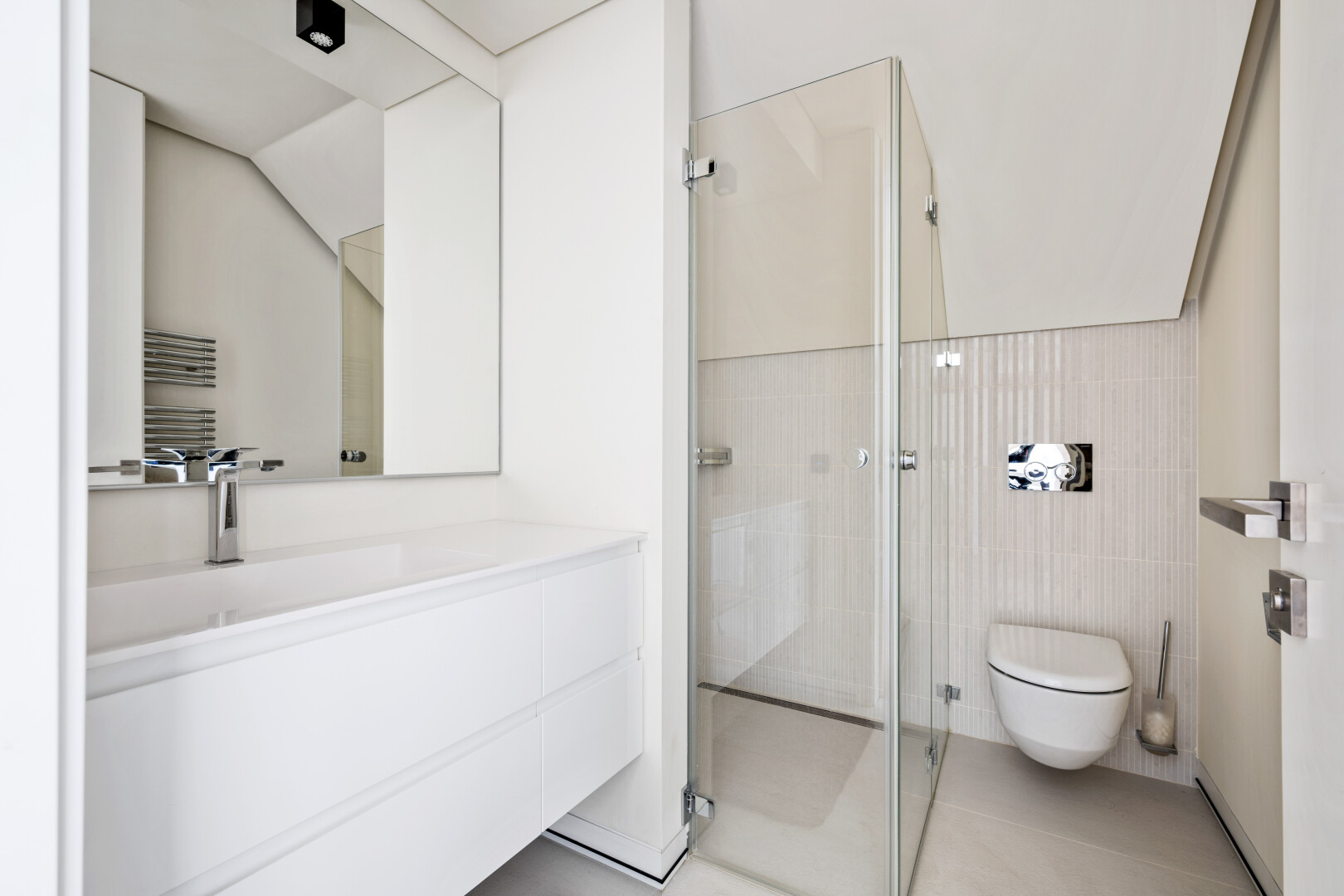 salle de bains avec douche, lavabo (ou coiffeuse selon le contexte), salle de bain complète, light floor, et inside property