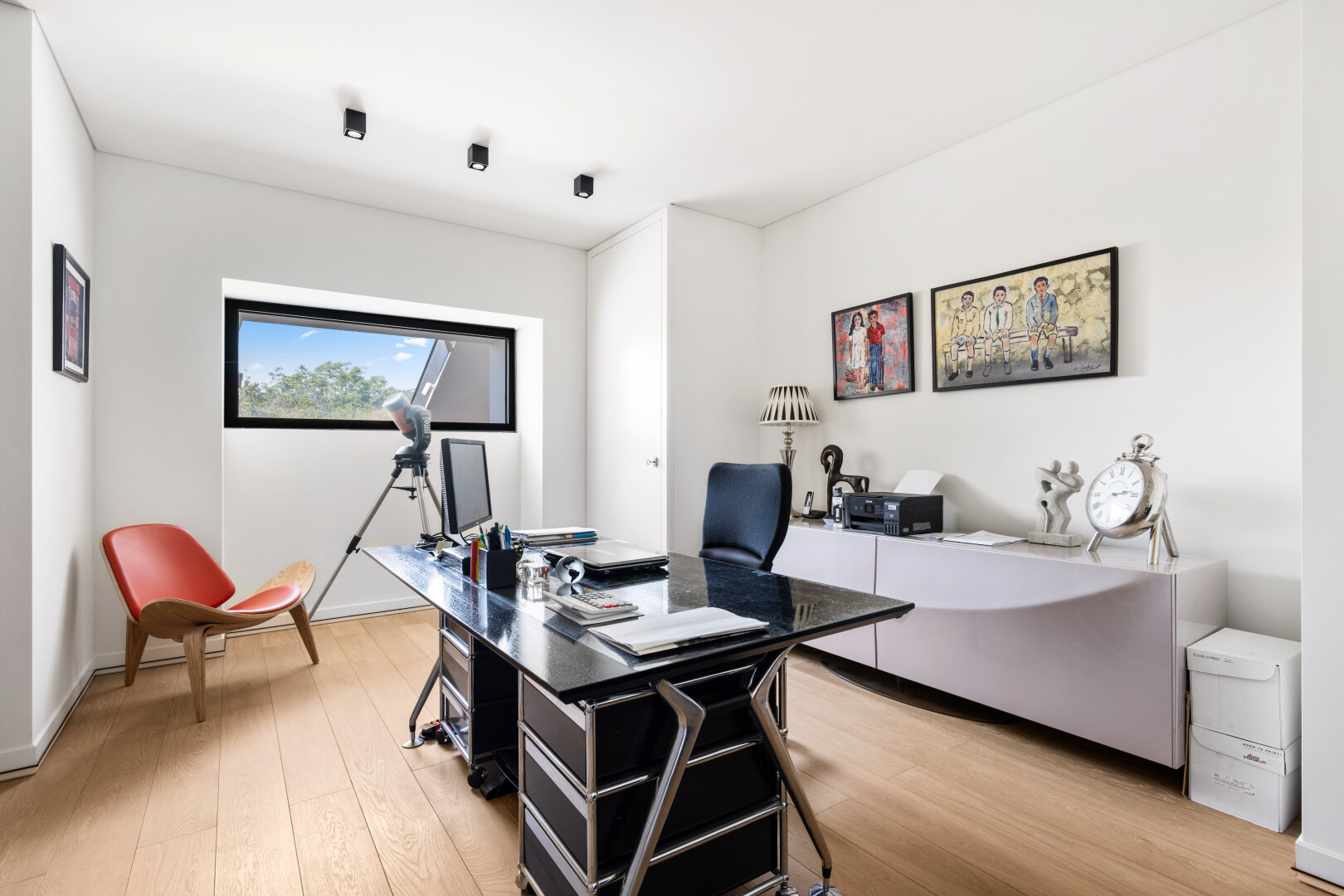 bureau avec espace bureau, sol en finition bois, wood finish floor, cloison sèche, et drywall
