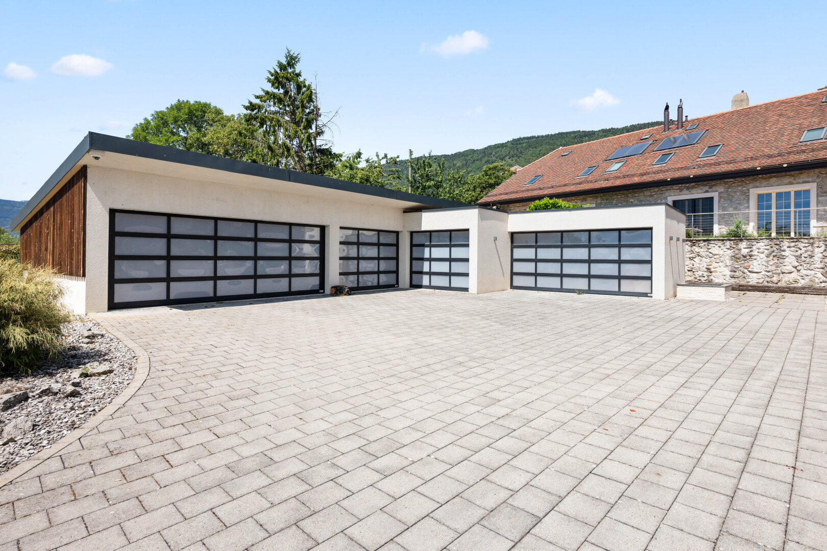 terrasse avec property visible, day time, allée, et garage