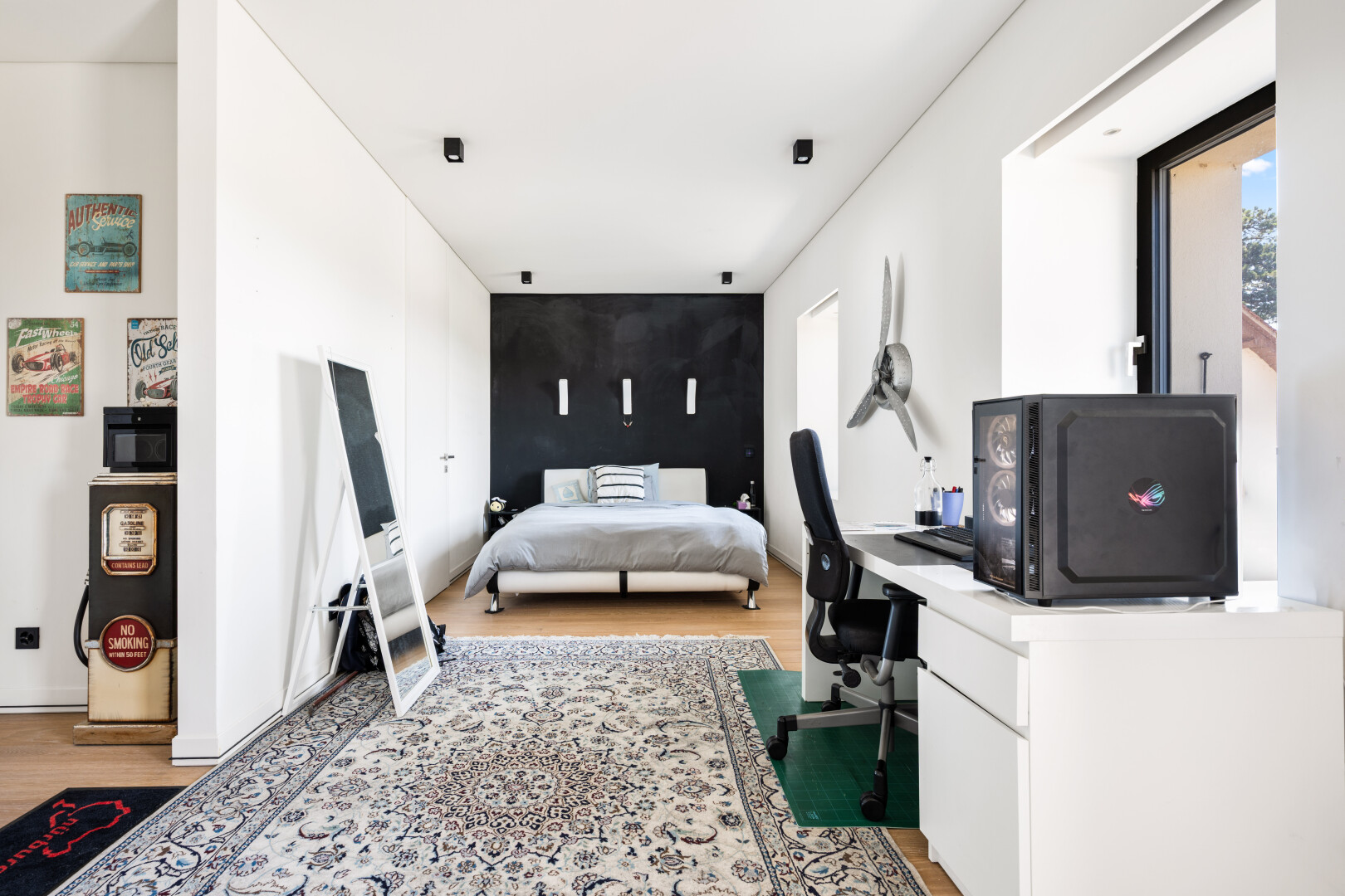 chambre avec cloison sèche, drywall, inside property, sol en finition bois, et wood finish floor
