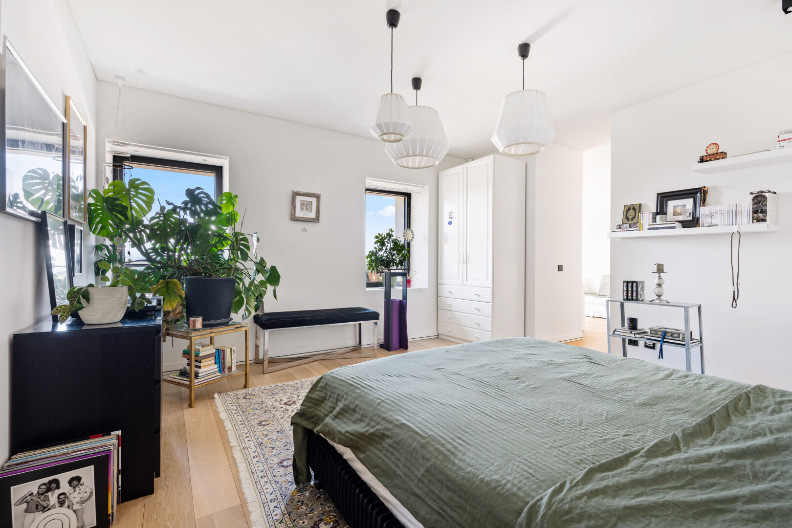 chambre avec inside property, wood finish floor, sol en finition bois, drywall, et cloison sèche