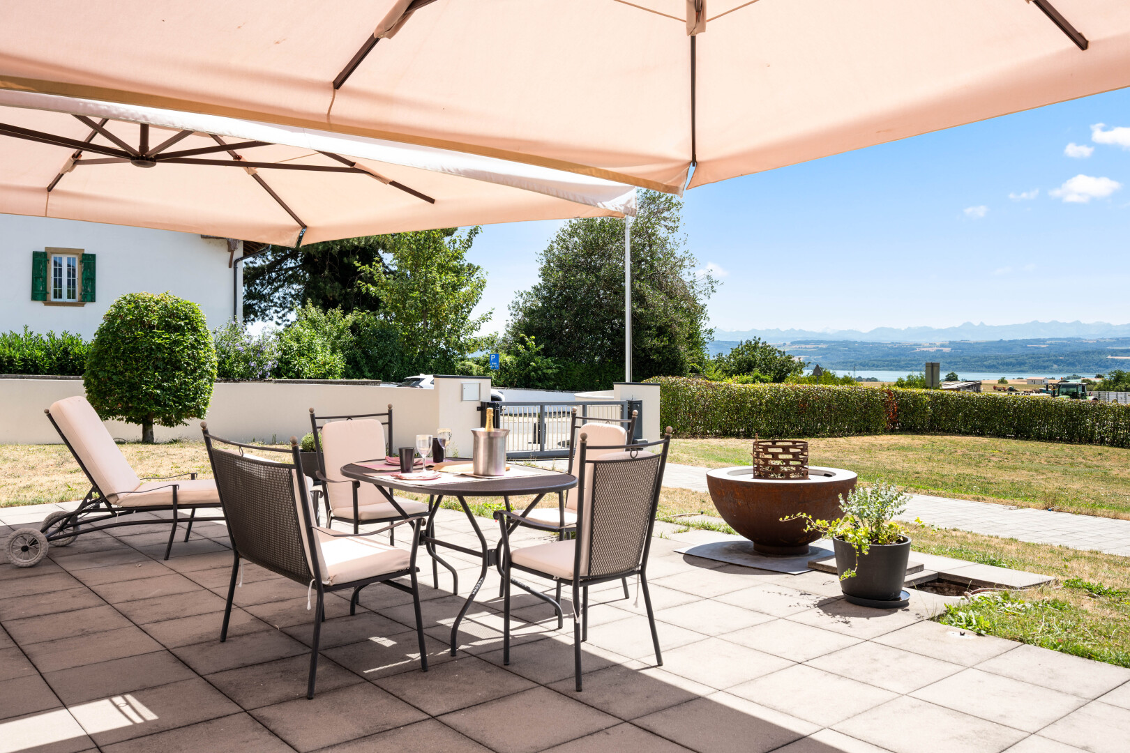 terrasse avec from property, coin repas extérieur, terrasse, et day time