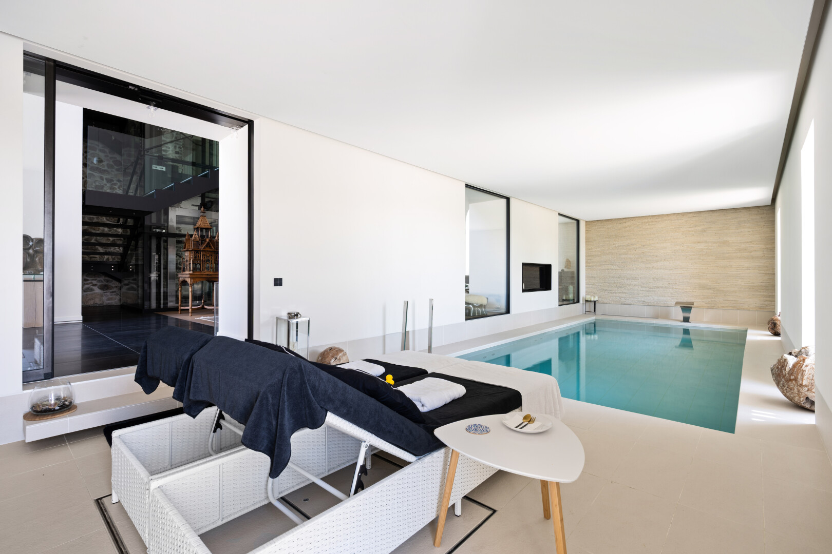 piscine avec inside property et piscine