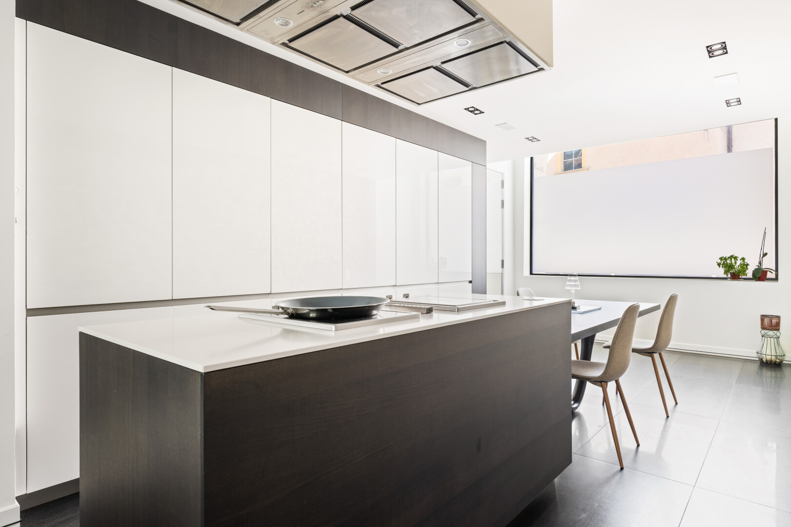 cuisine avec hotte, armoires à panneau plat, flat panel cabinets, armoires brun foncé, et dark brown cabinets