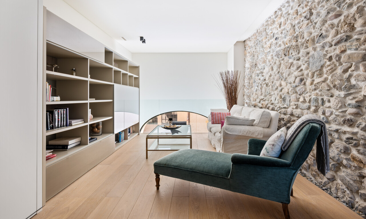 salon avec wood finish floor, sol en finition bois, inside property, drywall, et cloison sèche