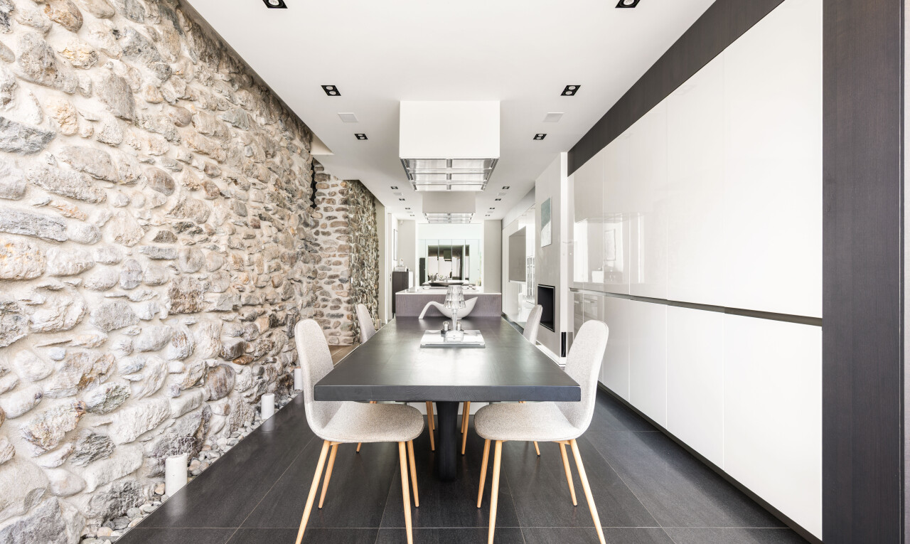 salle à manger avec stone wall, mur en pierre, et inside community