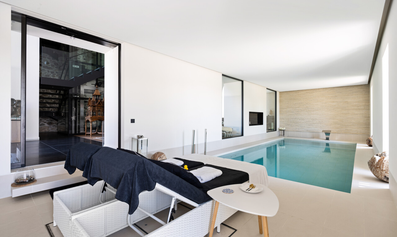 piscine avec inside property et piscine
