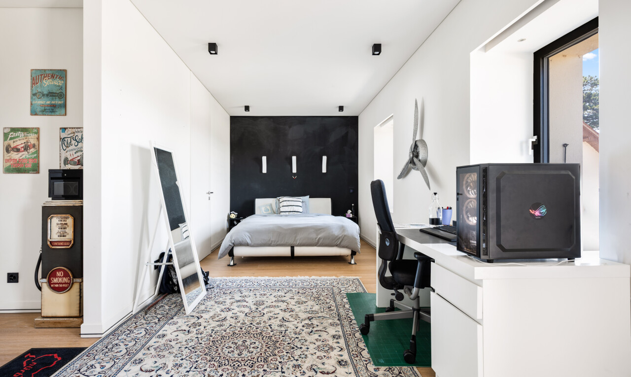 chambre avec cloison sèche, drywall, inside property, sol en finition bois, et wood finish floor
