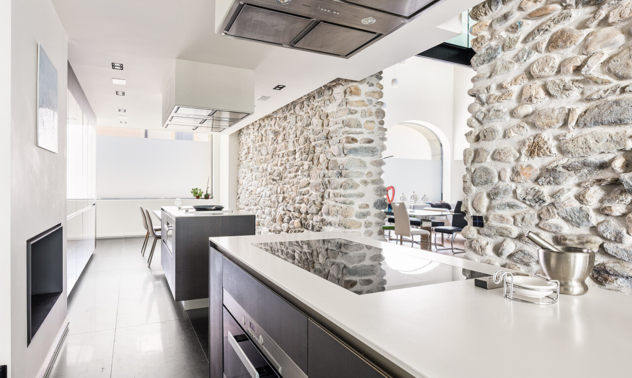 cuisine avec plans de travail, light countertops, four, hotte, et inside community