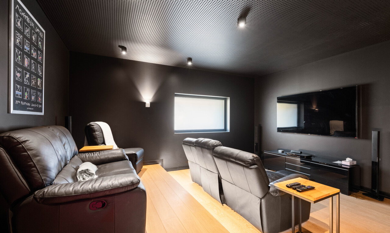 salon avec inside property, télévision, cloison sèche, drywall, et light floor