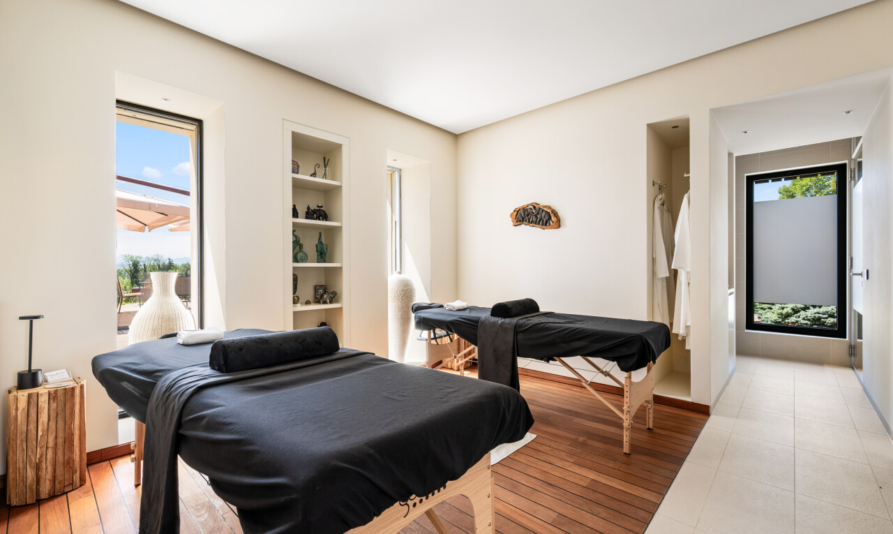 chambre avec sol en finition bois, wood finish floor, lumière naturelle, natural light, et day time