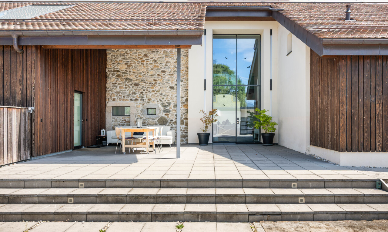 terrasse avec terrasse, property visible, et coin repas extérieur